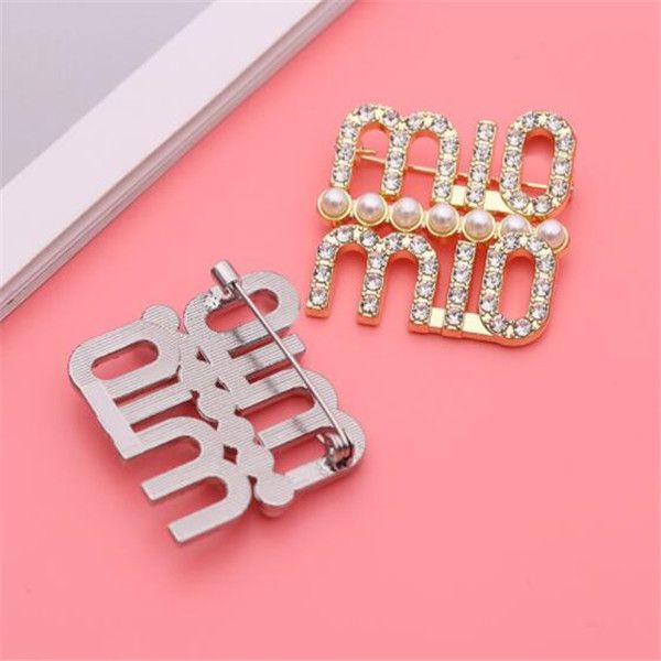classic luxury desingers broochs pins women pearl rhinestone letters brooche dress coat sweater suit pin fashion jewelry clothing decoration, Gray
classic luxury desingers broochs pins women pearl rhinestone letters brooche dress coat sweater suit pin fashion jewelry clothing decoration, Gray