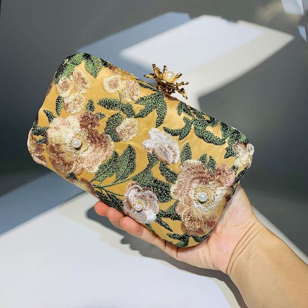 evening bags women embroidery flowers clutch diamond banquet shoulder wedding dinner wallets purse 4 colors 230714
evening bags women embroidery flowers clutch diamond banquet shoulder wedding dinner wallets purse 4 colors 230714