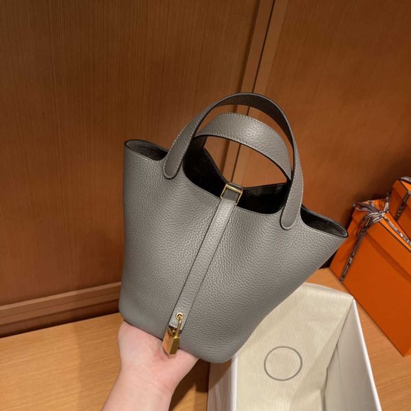 orignal luxury designer bag picotin lock wax full thread manual sewing original tc leather vegetable basket 18cm so black large capacity han
orignal luxury designer bag picotin lock wax full thread manual sewing original tc leather vegetable basket 18cm so black large capacity han