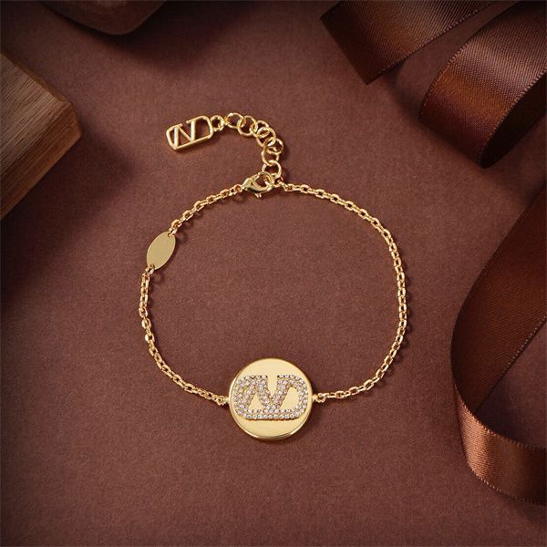 woman charm bracelets letter v gold metal chain bracelet designer pearl luxury vlogo jewelry women 9643434, Golden;silver
woman charm bracelets letter v gold metal chain bracelet designer pearl luxury vlogo jewelry women 9643434, Golden;silver