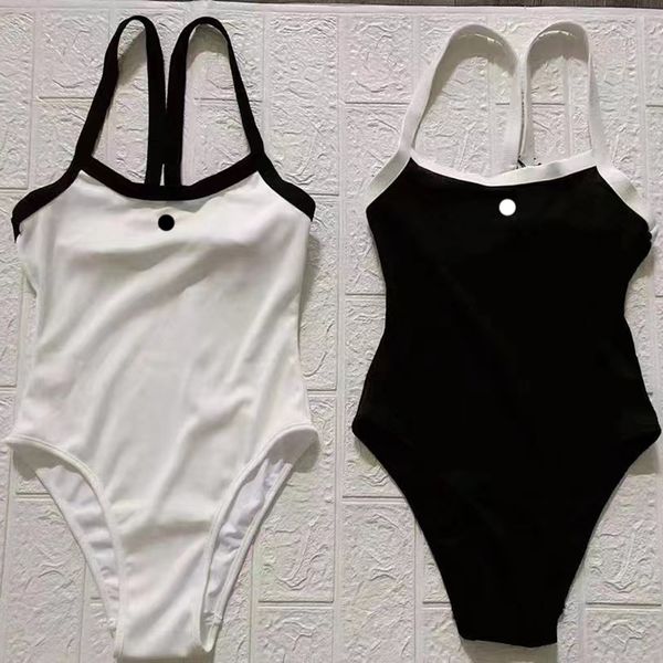 Designer 22s Womens Swimwear Knitted One Piece Swimwear Sexy Black and White Two Tone Outwear Beach Suit High Luxury Bikini C Letter Diamond Stitch, Black jumpsuit 88021
Designer 22s Womens Swimwear Knitted One Piece Swimwear Sexy Black and White Two Tone Outwear Beach Suit High Luxury Bikini C Letter Diamond Stitch, Black jumpsuit 88021