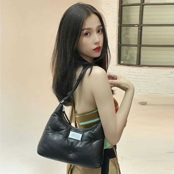 margiela autumn 2022 new mm6 margera sponge cloud bag hobo cowhide crescent bag handheld one shoulder underarm women's bag
margiela autumn 2022 new mm6 margera sponge cloud bag hobo cowhide crescent bag handheld one shoulder underarm women's bag