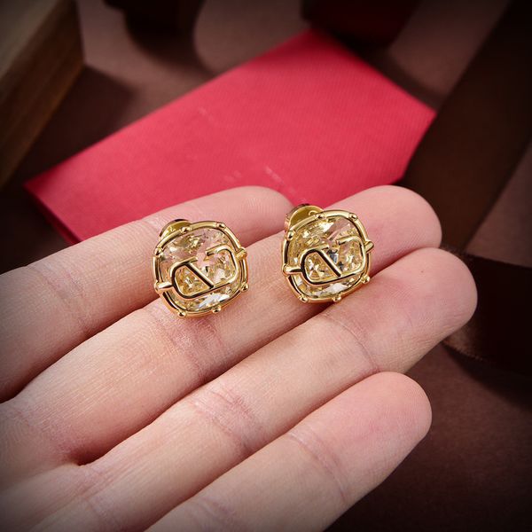 woman charm earrings letter v gold metal earing designer stud pearl orecchini luxury vlogo jewelry hoop women 673434, Golden
woman charm earrings letter v gold metal earing designer stud pearl orecchini luxury vlogo jewelry hoop women 673434, Golden