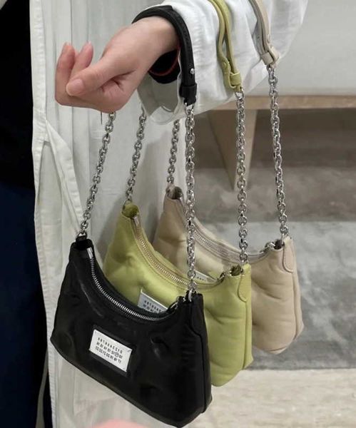 margiela majira's new product small bag flower face cowhide underarm bag practical and exquisite shoulder bag for carrying mobile phone
margiela majira's new product small bag flower face cowhide underarm bag practical and exquisite shoulder bag for carrying mobile phone
