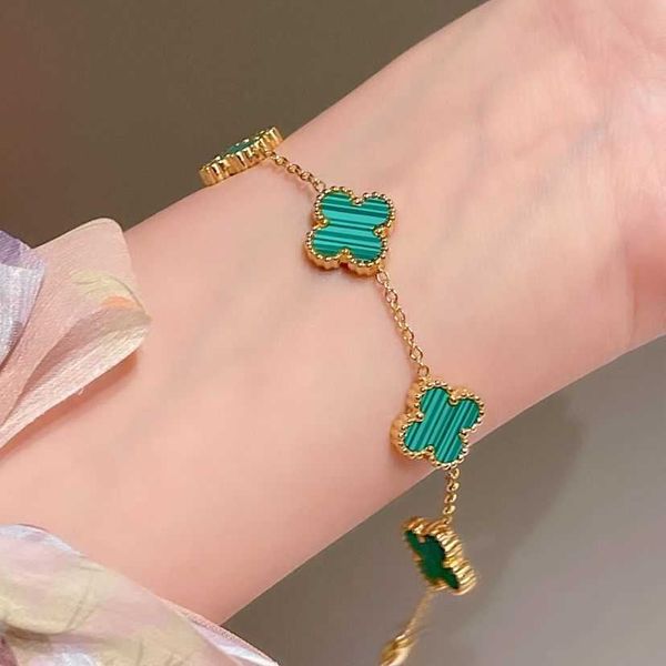van clover bracelet double sided four leaf clover bracelet titanium steel non fade ins luxury hand jewelry with box2023, Golden;silver
van clover bracelet double sided four leaf clover bracelet titanium steel non fade ins luxury hand jewelry with box2023, Golden;silver