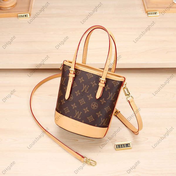 the same women's bag in the mall small bag genuine leather fashion and vintage single shoulder bag personalized and versatile portable
the same women's bag in the mall small bag genuine leather fashion and vintage single shoulder bag personalized and versatile portable