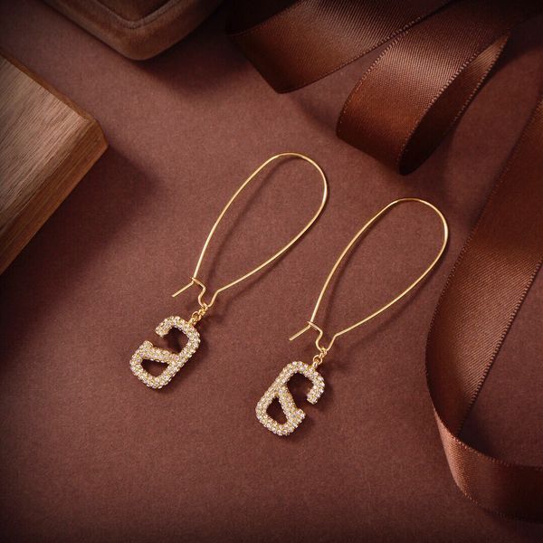 woman charm earrings letter v gold metal earing designer stud pearl orecchini luxury vlogo jewelry hoop women 46, Golden
woman charm earrings letter v gold metal earing designer stud pearl orecchini luxury vlogo jewelry hoop women 46, Golden