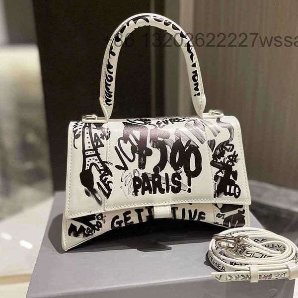 evening bags cases shoulder totes handbag women cross body bag tote fashion plain genuine leather graffiti letter printing quality
evening bags cases shoulder totes handbag women cross body bag tote fashion plain genuine leather graffiti letter printing quality