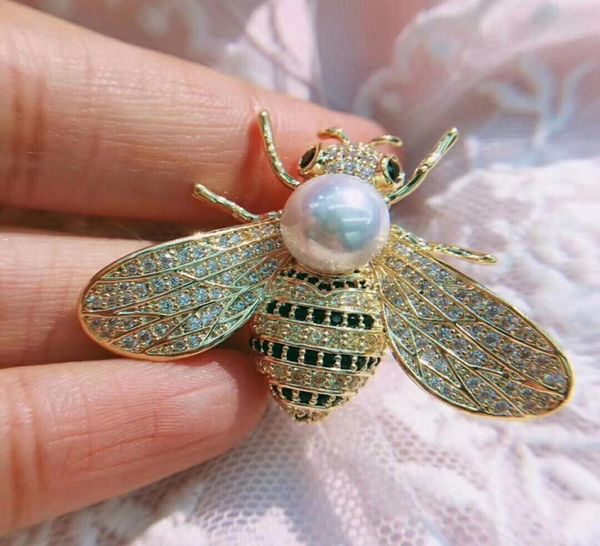 cute bees designer brooches pins with luxury pearl shining crystal for women fashion coat brooch jewelry whole3267656, Gray
cute bees designer brooches pins with luxury pearl shining crystal for women fashion coat brooch jewelry whole3267656, Gray