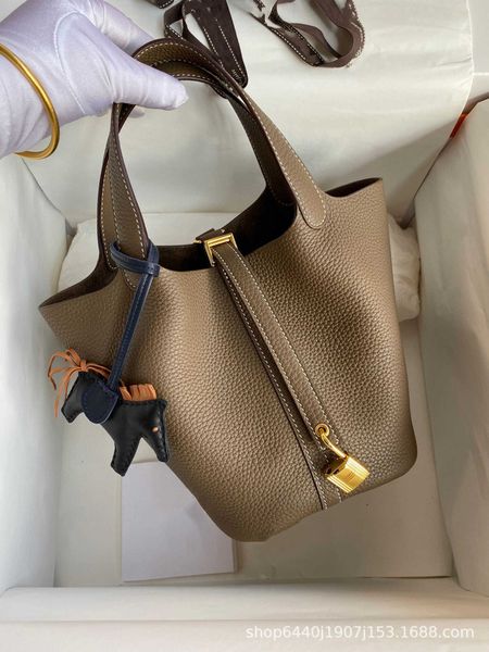 orignal luxury designer bag picotin lock classic h home vegetable basket tc leather handmade wax thread high end fashion versatile genuine w
orignal luxury designer bag picotin lock classic h home vegetable basket tc leather handmade wax thread high end fashion versatile genuine w