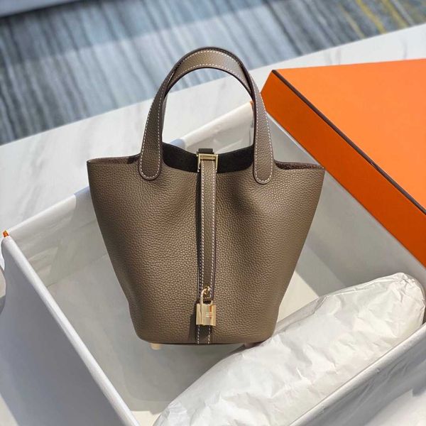 orignal luxury designer bag picotin lock simple and versatile cow skin litchi grain vegetable basket bucket tote bag women's 5zxk
orignal luxury designer bag picotin lock simple and versatile cow skin litchi grain vegetable basket bucket tote bag women's 5zxk