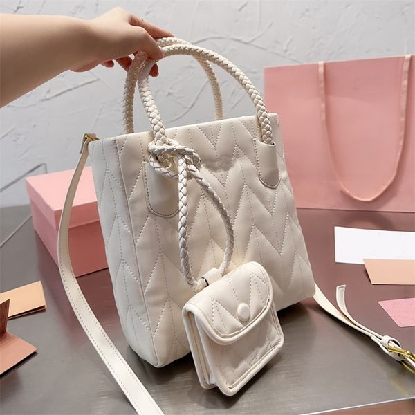 matelasse handbag designer diamond plaid large capacity shopping bag for women light luxury tote bag fashionable trend and high end feeling
matelasse handbag designer diamond plaid large capacity shopping bag for women light luxury tote bag fashionable trend and high end feeling