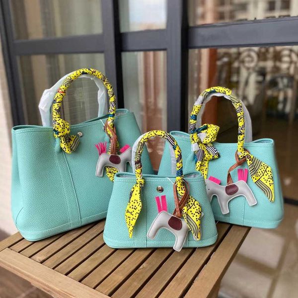classic hemrres tote bags garden party texture togo new pattern cowhide garden bag fashionable simple handbag large capacity commuter tote f
classic hemrres tote bags garden party texture togo new pattern cowhide garden bag fashionable simple handbag large capacity commuter tote f