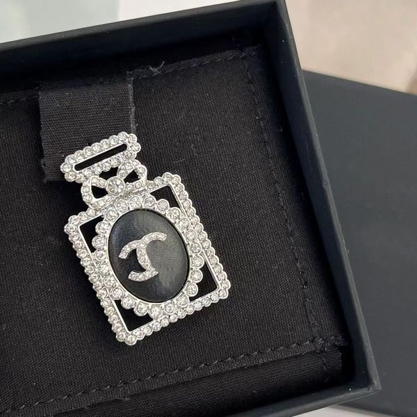 female designer brand letter brooch 18k gold-plated crystal rhinestone jewelry brooch fashionable and elegant pearl needle, Gray
female designer brand letter brooch 18k gold-plated crystal rhinestone jewelry brooch fashionable and elegant pearl needle, Gray
