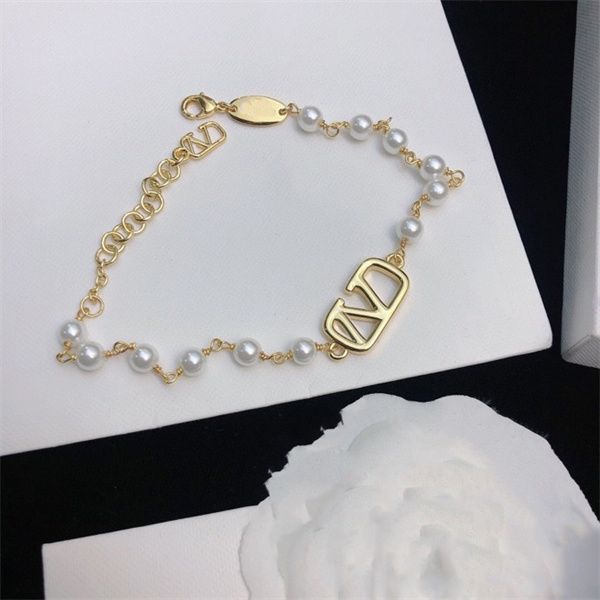 woman charm bracelets letter v gold metal chain bracelet designer pearl luxury vlogo jewelry women 96434, Golden;silver
woman charm bracelets letter v gold metal chain bracelet designer pearl luxury vlogo jewelry women 96434, Golden;silver