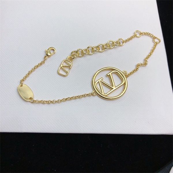woman charm bracelets letter v gold metal chain bracelet designer pearl luxury vlogo jewelry women 982334, Golden;silver
woman charm bracelets letter v gold metal chain bracelet designer pearl luxury vlogo jewelry women 982334, Golden;silver