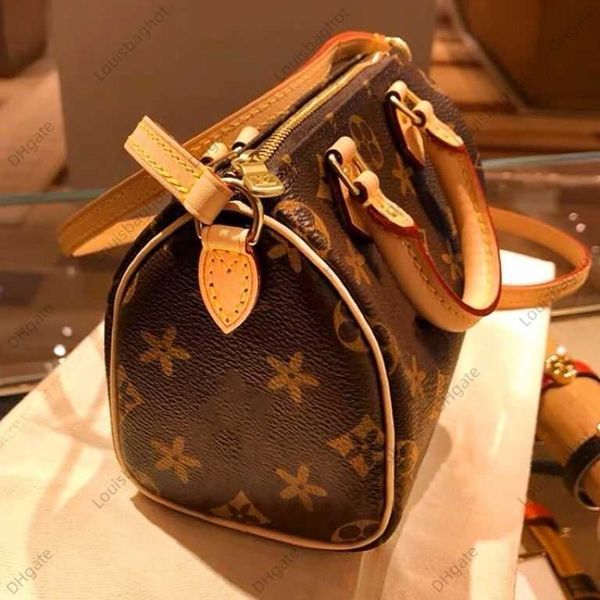 hong kong fashion brand genuine leather presbyopia mini boston pillow bag single shoulder diagonal straddle handheld women's bag
hong kong fashion brand genuine leather presbyopia mini boston pillow bag single shoulder diagonal straddle handheld women's bag