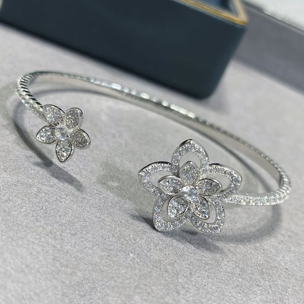 luxury designer gold and silver bracelets fashion men and women flower pendant diamond flower bracelets wedding special design jewelry quali, Black
luxury designer gold and silver bracelets fashion men and women flower pendant diamond flower bracelets wedding special design jewelry quali, Black