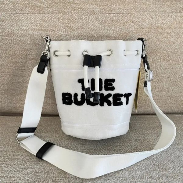 designer bag bucket bag crossbody bags womens winter plush shoulder handbag fashion all-match classic purses size 17/17/22cm
designer bag bucket bag crossbody bags womens winter plush shoulder handbag fashion all-match classic purses size 17/17/22cm