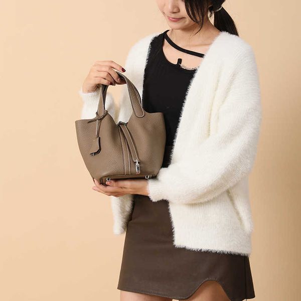 orignal luxury designer bag picotin lock new 2023 layer cowhide hand sewn wax thread vegetable basket large capacity simple style handbag k9
orignal luxury designer bag picotin lock new 2023 layer cowhide hand sewn wax thread vegetable basket large capacity simple style handbag k9