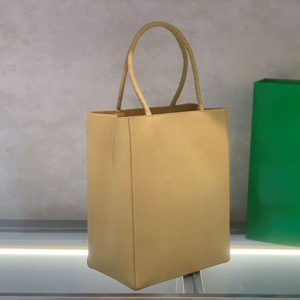 brown paper bag designer brand bag fashion commuter bag luxury bag high sense handbag large capacity handbag
brown paper bag designer brand bag fashion commuter bag luxury bag high sense handbag large capacity handbag