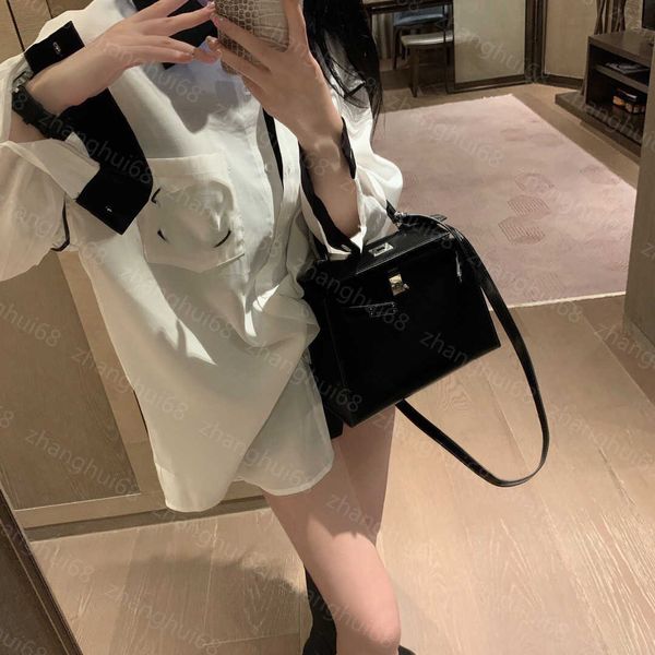 23ss women shirt womens designer clothing high neck blouse lapel contrasting embroidered logo long-sleeved shirt women clothes, White
23ss women shirt womens designer clothing high neck blouse lapel contrasting embroidered logo long-sleeved shirt women clothes, White