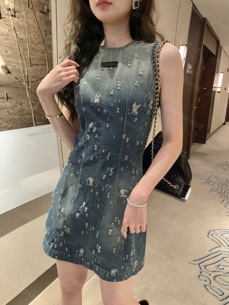 23ss women dresses summer dress womens designer clothing spring summer new do old hole wash denim label waist sleeveless denim dress womens, Black;gray
23ss women dresses summer dress womens designer clothing spring summer new do old hole wash denim label waist sleeveless denim dress womens, Black;gray
