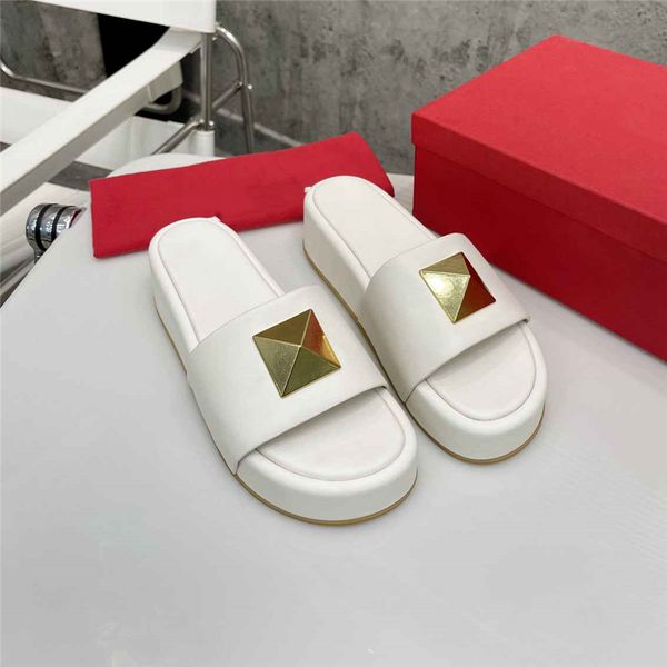 fashionable beach shoes 2023 valentinosity luxurious design, retro decoration, men's and women's summer leather canvas rubber flat
fashionable beach shoes 2023 valentinosity luxurious design, retro decoration, men's and women's summer leather canvas rubber flat