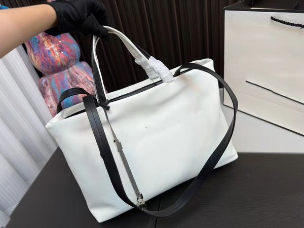 new luxury fashion women's shopping bag classic cowhide exclusive customized color large capacity handbag
new luxury fashion women's shopping bag classic cowhide exclusive customized color large capacity handbag