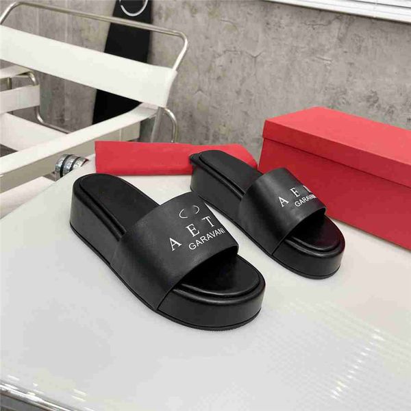 fashionable beach shoes 2023 valentinosity luxurious design, retro decoration, men's and women's summer leather canvas rubber flat
fashionable beach shoes 2023 valentinosity luxurious design, retro decoration, men's and women's summer leather canvas rubber flat