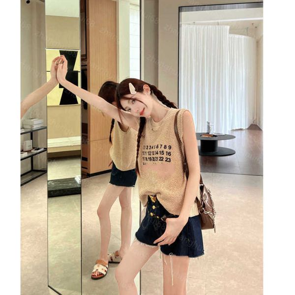 23ss womens designer clothing womens knits round neck textured figure printing knit vest womens clothes a1, White
23ss womens designer clothing womens knits round neck textured figure printing knit vest womens clothes a1, White