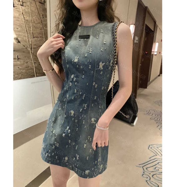 23ss women dresses summer dress womens designer clothing spring summer new do old hole wash denim label waist sleeveless denim dress womens, Black;gray
23ss women dresses summer dress womens designer clothing spring summer new do old hole wash denim label waist sleeveless denim dress womens, Black;gray