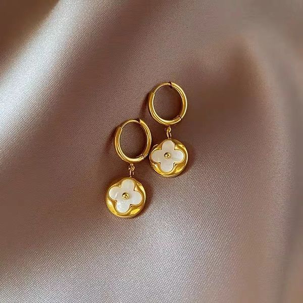classic designer earrings four-leaf clover earrings for women senior earrings 18k titanium steel fringe earrings luxury earrings engagement, Golden;silver
classic designer earrings four-leaf clover earrings for women senior earrings 18k titanium steel fringe earrings luxury earrings engagement, Golden;silver
