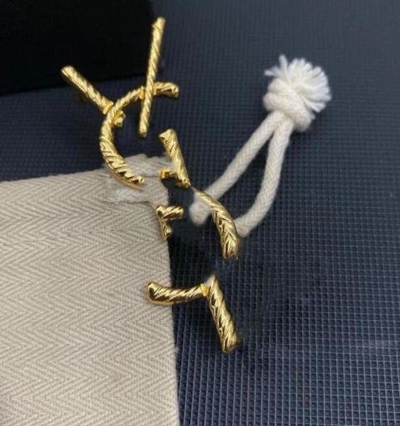 2color brand designer letter brooches women men luxury rhinestone crystal pearl brooch suit laple fashion jewelry accessories5673500, Gray
2color brand designer letter brooches women men luxury rhinestone crystal pearl brooch suit laple fashion jewelry accessories5673500, Gray