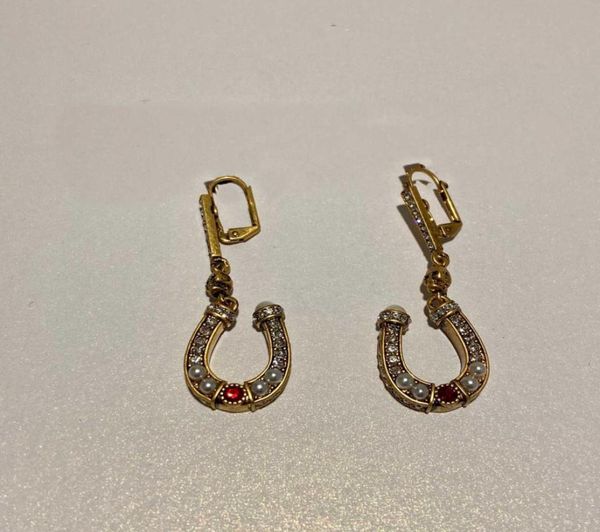 2021 brand yellow gold color fashion jewelry woman pearls u horseshoe party vintage drop pearls stud earrings5790010, Golden
2021 brand yellow gold color fashion jewelry woman pearls u horseshoe party vintage drop pearls stud earrings5790010, Golden