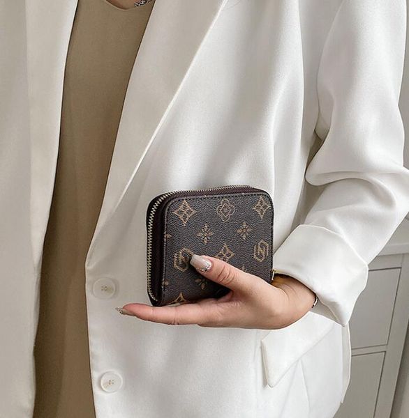 luxurious single zipper wallet the most stylish way to carry around money cards and coins men leather purse card holder short business women, Red;black
luxurious single zipper wallet the most stylish way to carry around money cards and coins men leather purse card holder short business women, Red;black