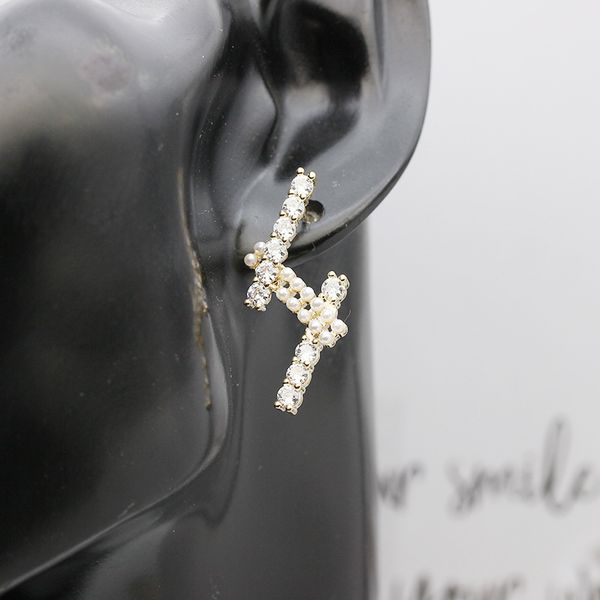 s925 silver needle european and american earrings geometry ultra flash fashion personality stud female temperament wholesale zircon pearl ea
s925 silver needle european and american earrings geometry ultra flash fashion personality stud female temperament wholesale zircon pearl ea