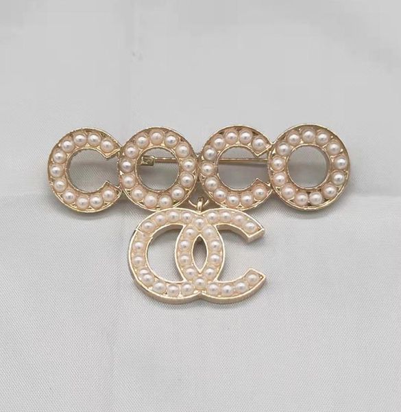classic brand luxury desinger brooch women gold inlay crystal rhinestone pearl letters brooches suit pin fashion jewelry clothing 8466255, Gray
classic brand luxury desinger brooch women gold inlay crystal rhinestone pearl letters brooches suit pin fashion jewelry clothing 8466255, Gray