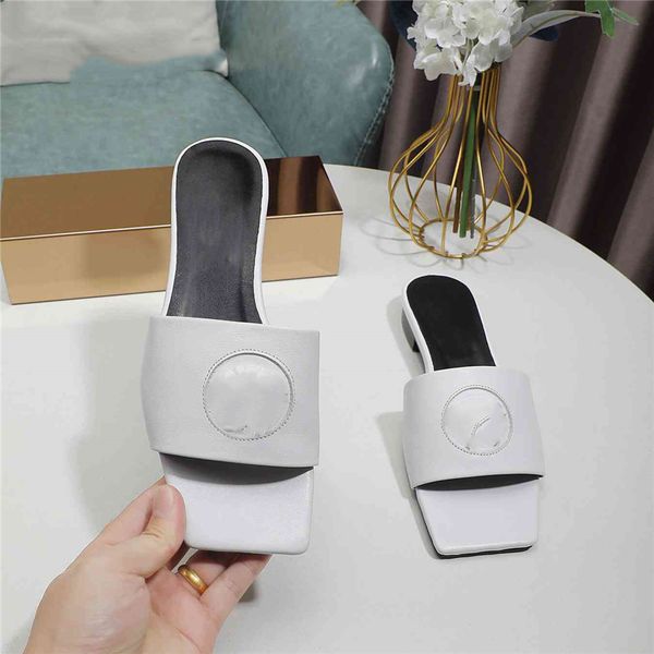 fashionable beach shoes 2023 medusa luxurious design retro decoration men's and women's summer leather canvas rubber flat bottomed
fashionable beach shoes 2023 medusa luxurious design retro decoration men's and women's summer leather canvas rubber flat bottomed