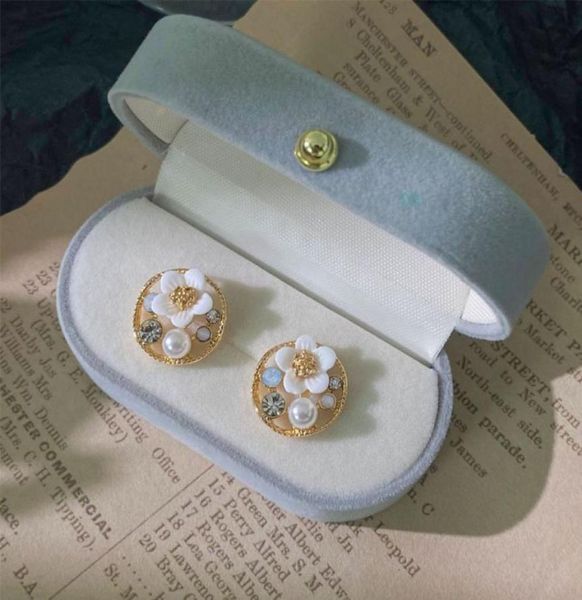fashion new stud earrings flowers elegant french retro diamond pearl ear clips personality simple lily earrings popular ladies tas8872658, Golden;silver
fashion new stud earrings flowers elegant french retro diamond pearl ear clips personality simple lily earrings popular ladies tas8872658, Golden;silver