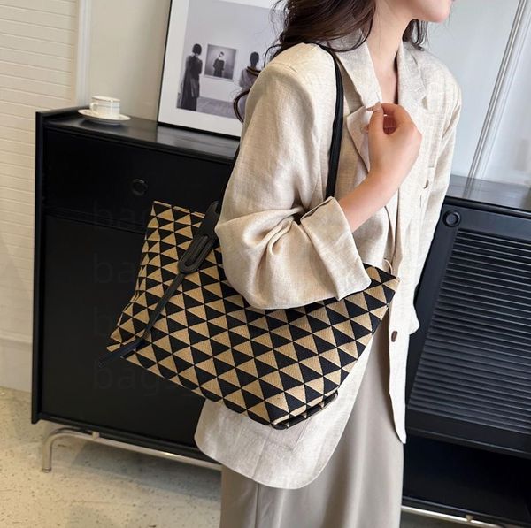 designer p handbag women's tote bag triangle pattern casual bag luxury wallet large capacity shopping bag shoulder bag chm1
designer p handbag women's tote bag triangle pattern casual bag luxury wallet large capacity shopping bag shoulder bag chm1