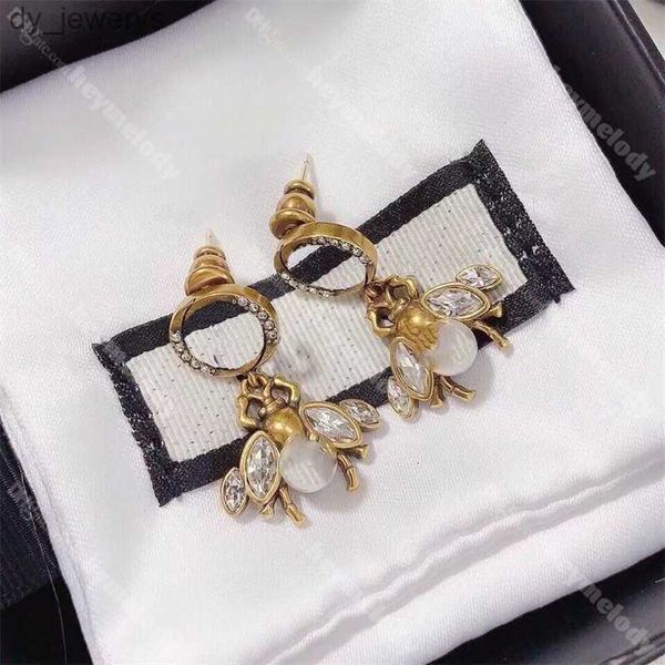 classic little bee stud letter pearl hoop earrings designer diamond ear studs jewelry for women wholesale, Golden;silver
classic little bee stud letter pearl hoop earrings designer diamond ear studs jewelry for women wholesale, Golden;silver