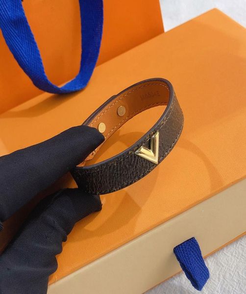 2022 charm designers women titanium bangle bracelets for love bracelet fashion wedding bangles bracelets with box size6451883, Golden;silver
2022 charm designers women titanium bangle bracelets for love bracelet fashion wedding bangles bracelets with box size6451883, Golden;silver