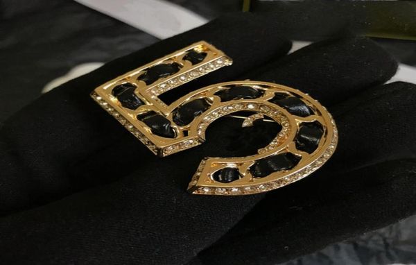 23ss luxury brand gold letter designer pins brooches for women men copper fashion crystal pearl brooch gold plate pin jewelry for 8140244, Gray
23ss luxury brand gold letter designer pins brooches for women men copper fashion crystal pearl brooch gold plate pin jewelry for 8140244, Gray