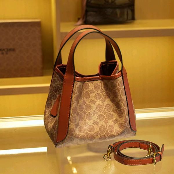 2023 popular fashion bag multi-color bag capacity classic luxury chain fashion shoulder bag plaid brand wallet retro women's brown leat
2023 popular fashion bag multi-color bag capacity classic luxury chain fashion shoulder bag plaid brand wallet retro women's brown leat