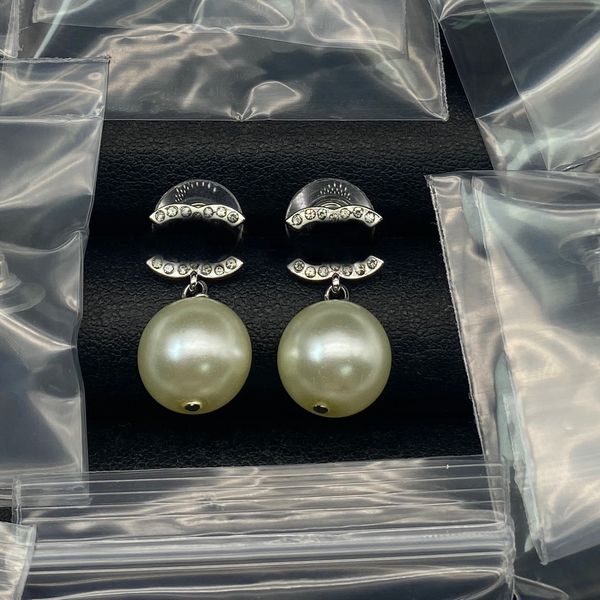 high-quality women designer double letter stud luxury 925 silver copper geometric crystal pearl couple long earrings for bride party wedding, Golden;silver
high-quality women designer double letter stud luxury 925 silver copper geometric crystal pearl couple long earrings for bride party wedding, Golden;silver