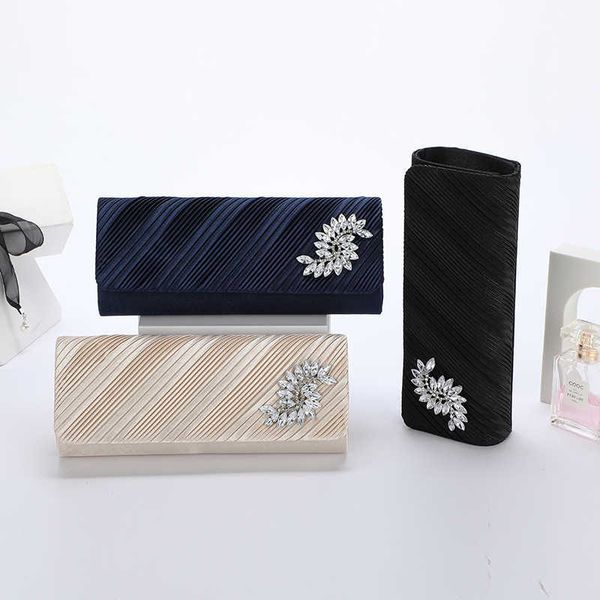 new dinner bag light luxury simple pleated carved party pu hand holding oblique cross women's dress bag
new dinner bag light luxury simple pleated carved party pu hand holding oblique cross women's dress bag