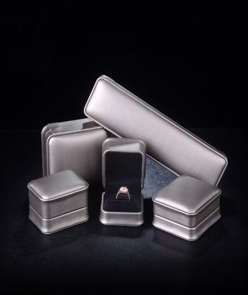 fancy engagement ring box glossy metallic grey pu leather deluxe jewelry cufflink necklace pendant earring bracelet gift packaging1465366, Black;white
fancy engagement ring box glossy metallic grey pu leather deluxe jewelry cufflink necklace pendant earring bracelet gift packaging1465366, Black;white