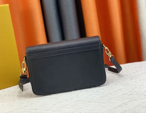 2023 luxury designer one shoulder bag men women handbag embossed flowers letters crossbody bags fashion messenger purses versatile
2023 luxury designer one shoulder bag men women handbag embossed flowers letters crossbody bags fashion messenger purses versatile