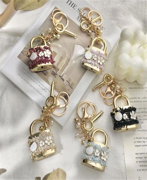 2021 new arrive lock with key shape pendant metal keychain for women party gift friend jewelry9510126, Slivery;golden
2021 new arrive lock with key shape pendant metal keychain for women party gift friend jewelry9510126, Slivery;golden
